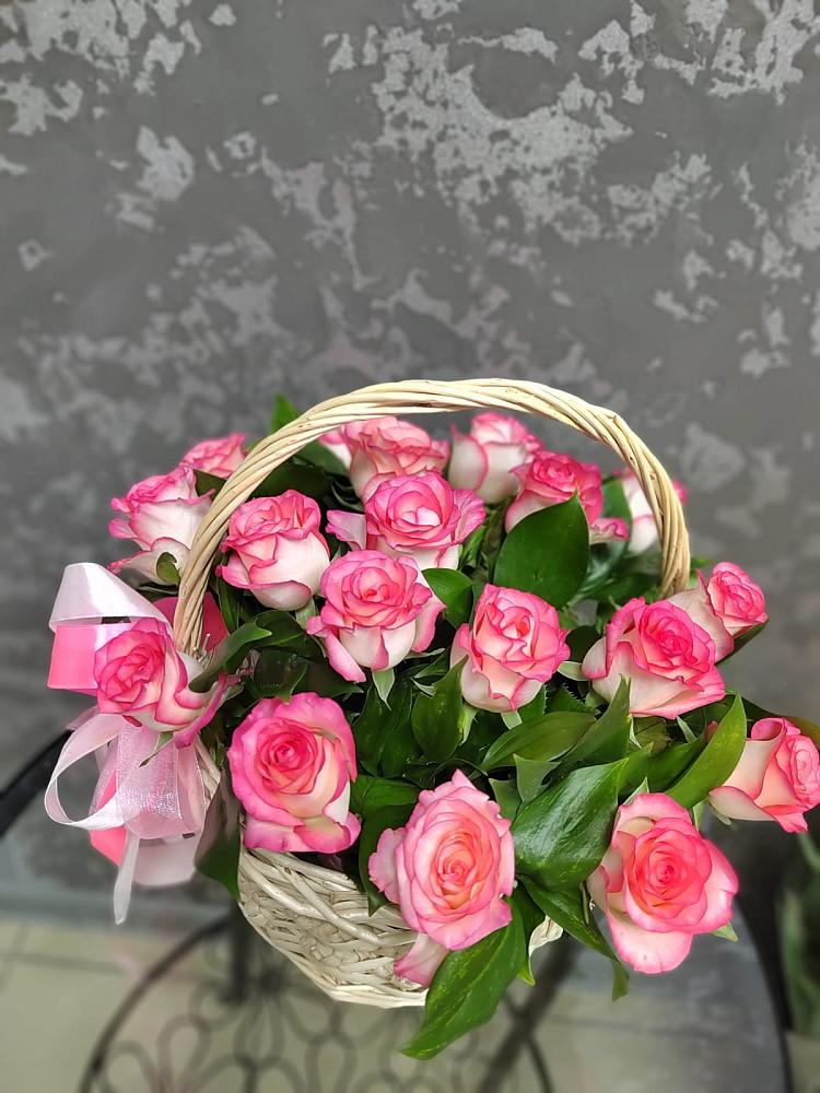 Цветочная композиция из Розы в корзине в Аксубаево