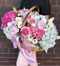 Цветочная композиция из Розы, Хризантемы, Пионы и Лизиантусы в корзине в Аксубаево