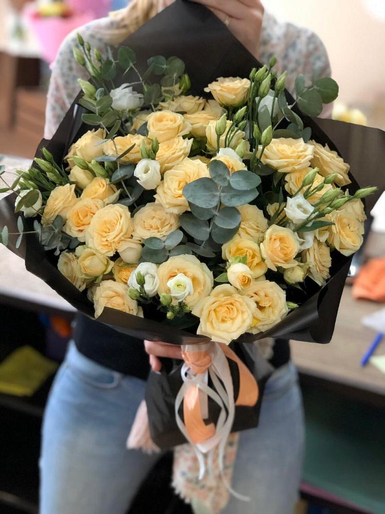 Букет цветов из: Розы и Лизиантусы в Аксубаево