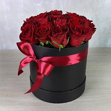 Цветочная композиция из Розы в шляпной коробке в Аксубаево