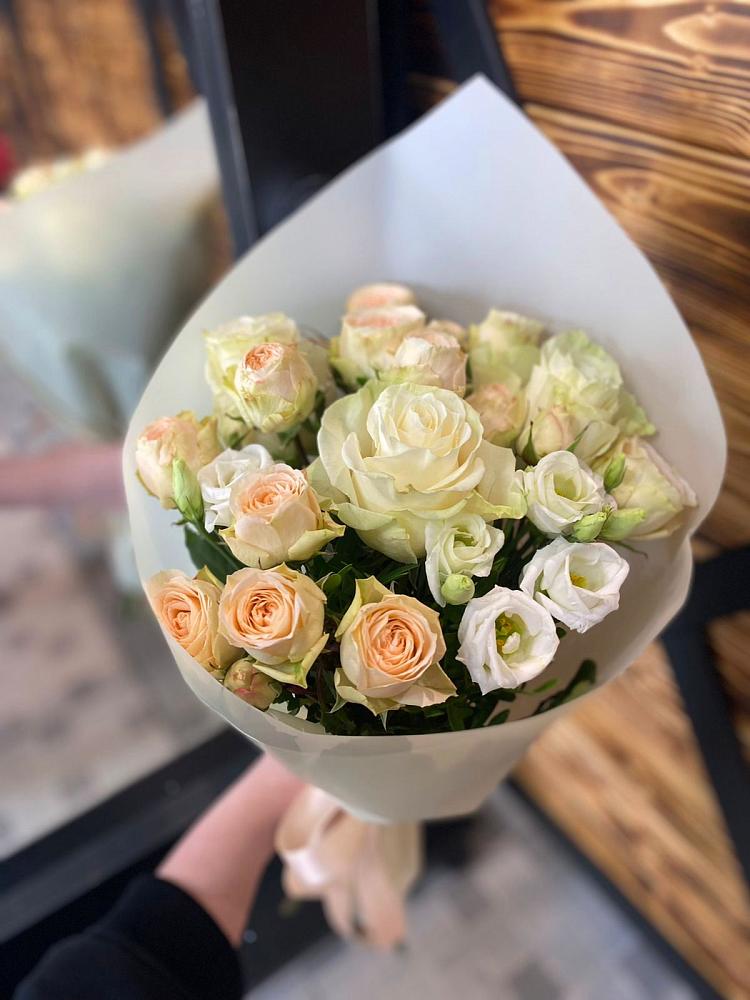 Букет цветов из: Розы и Лизиантусы в Аксубаево